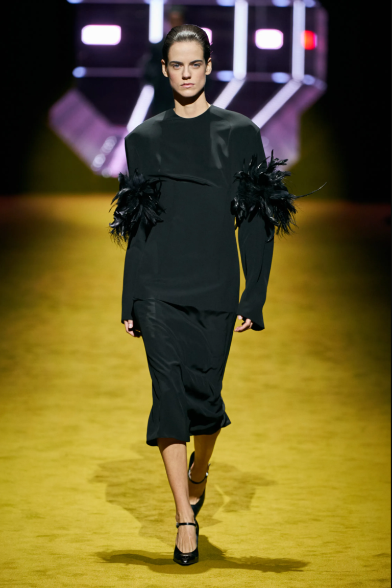 Dalla sfilata di Prada un look total black in tendenza autunno inverno 2022